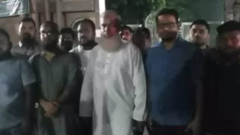 গভীর রাতে জাহাঙ্গীরনগর বিশ্ববিদ্যালয়ের প্রধান ফটকে জামায়াতের এমপি প্রার্থীর অবস্থান