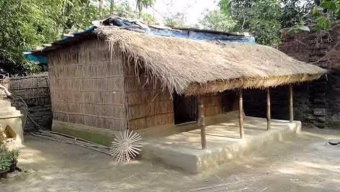ঐতিহ্যের সাথে হারিয়ে গেছে ছনের ঘর 