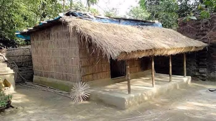 ঐতিহ্যের সাথে হারিয়ে গেছে ছনের ঘর 