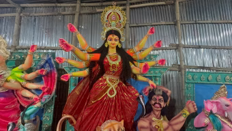 মৃৎশিল্পীদের রং তুলির শেষ আঁচড়ে শুরু হতে যাচ্ছে দূর্গোৎসব