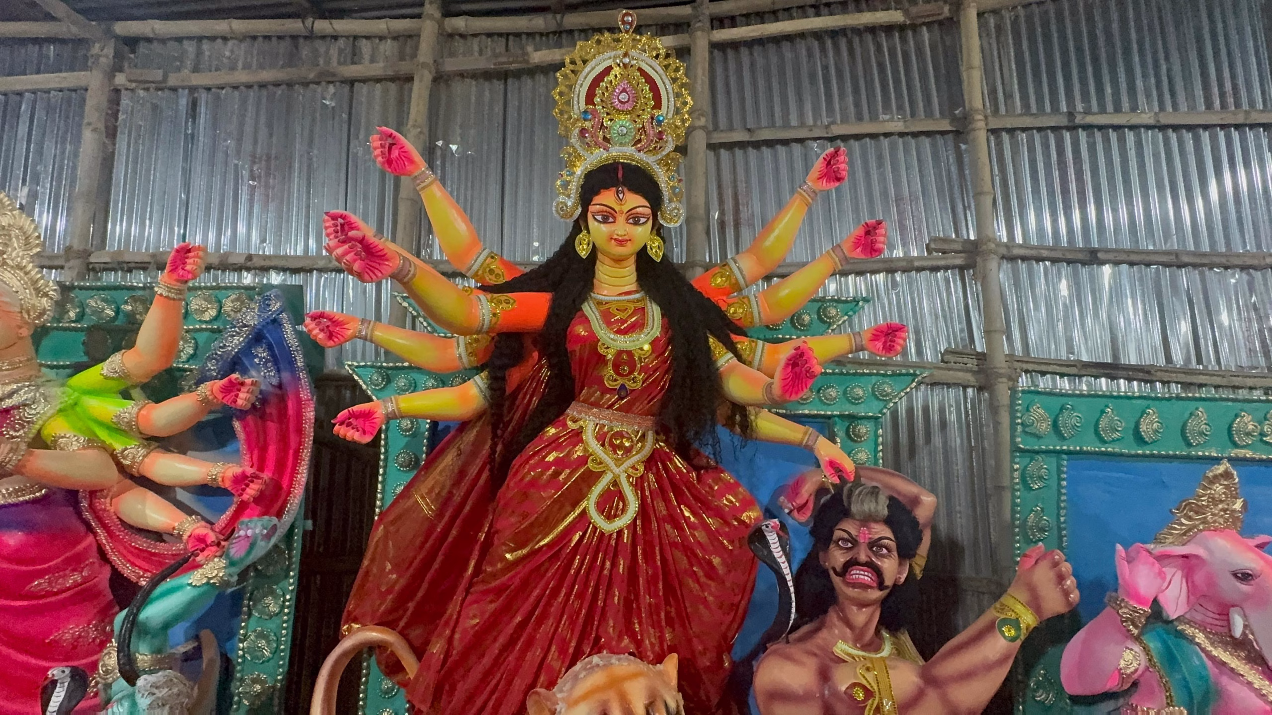 মৃৎশিল্পীদের রং তুলির শেষ আঁচড়ে শুরু হতে যাচ্ছে দূর্গোৎসব