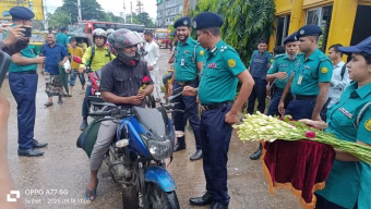 মোটরসাইকেলে হেলমেট পরিধানকারীদের ফুল দিয়ে বরণ করলেন সিলেট মেট্রোপলিটন পুলিশ