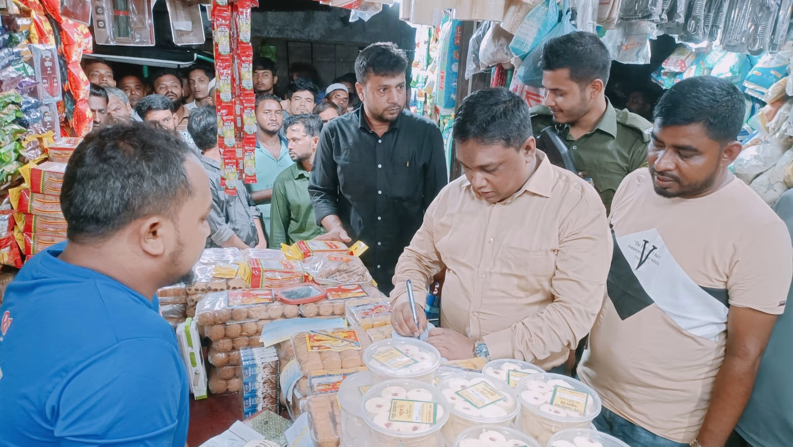 লোহাগাড়ায় ভ্রাম্যমাণ আদালতে অভিযান, ৩ দোকানিকে ২০ হাজার টাকা জরিমানা