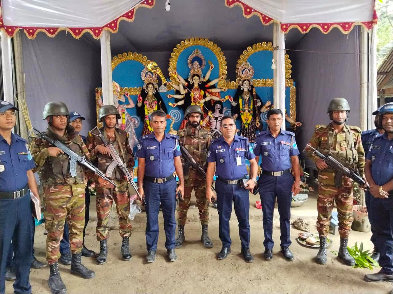 নাগরপুরে দুর্গাপূজা উপলক্ষে পুলিশ-সেনাবাহিনীর যৌথ টহল