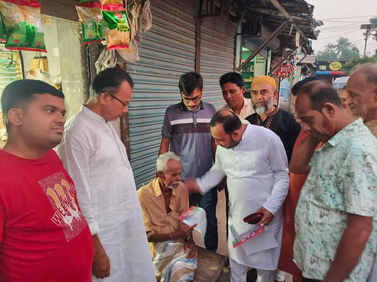 রাজশাহী-৬ আসনে বিএনপির মনোনয়ন প্রত্যাশী  গোলাম মোস্তফা মামুনের লিফলেট বিতরণ
