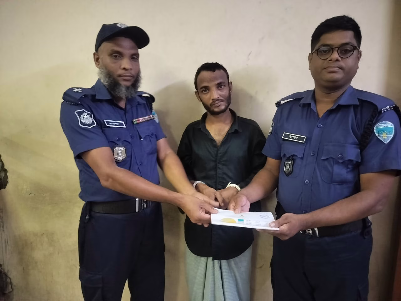 লোহাগাড়ায় মন্দিরের চোরাইকৃত স্বর্ণসহ আটক -১