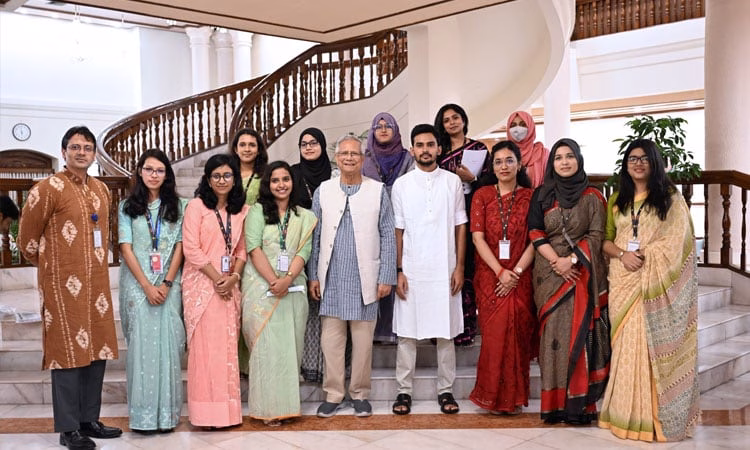 জাতীয় নীতি প্রতিযোগিতায় বিজয়ী শিক্ষার্থীদের সঙ্গে প্রধান উপদেষ্টার শুভেচ্ছা বিনিময়