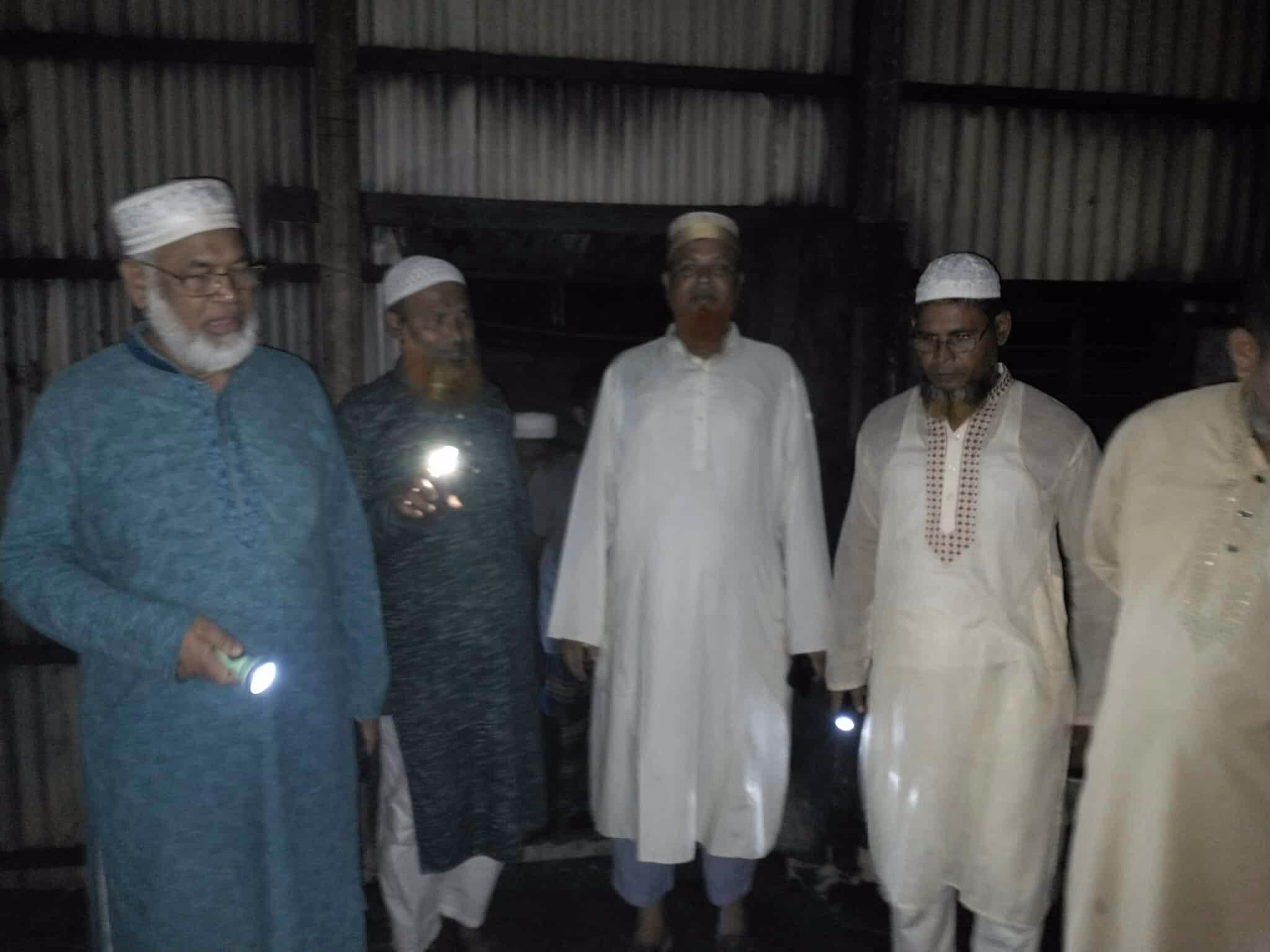 নাগরপুরে অগ্নিকাণ্ডে নিঃস্ব পরিবারের পাশে দাঁড়ালেন জামায়াতের এমপি প্রার্থী হামিদ