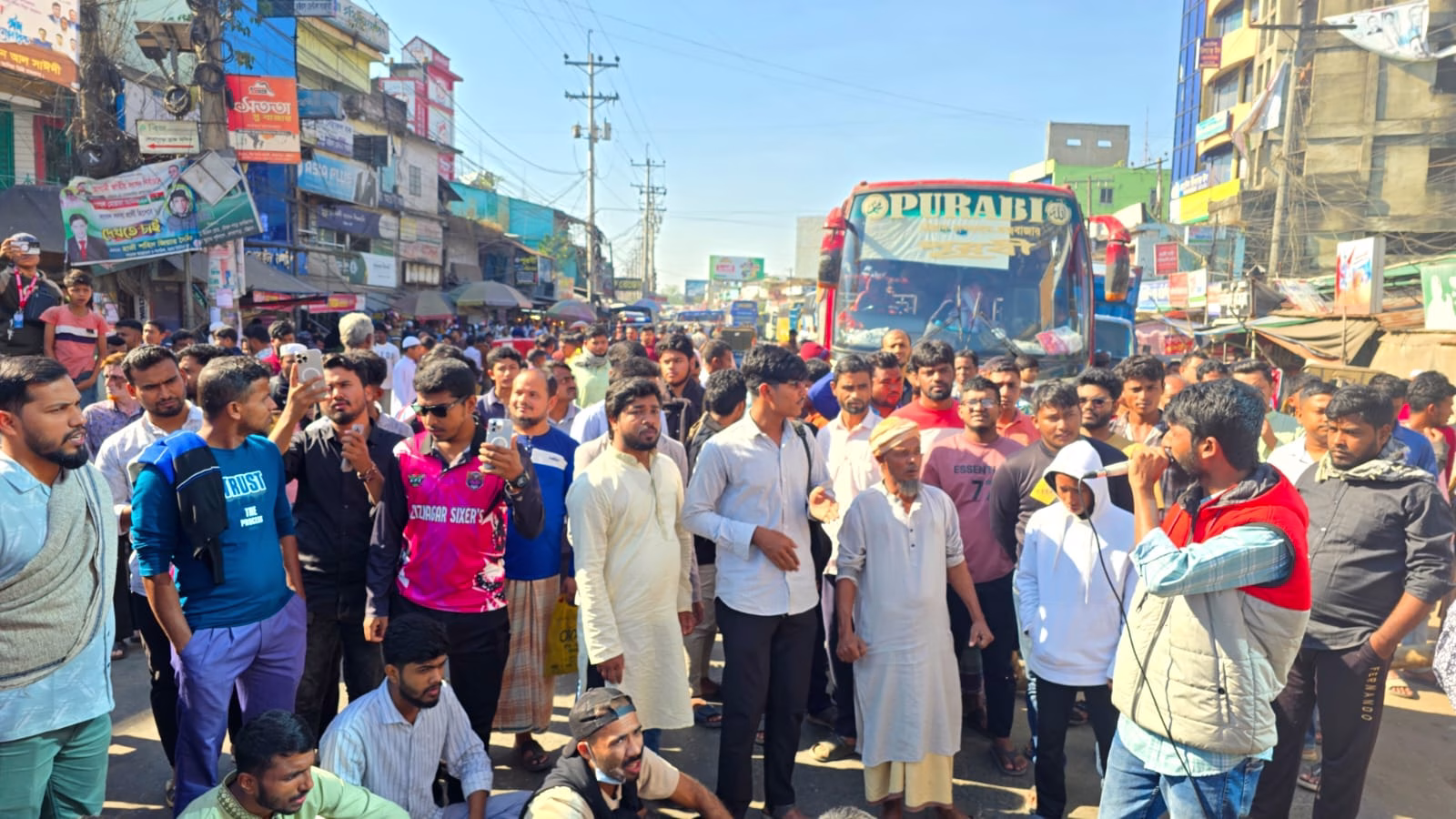 ৬ লাইনের দাবীতে চট্টগ্রাম-কক্সবাজার মহসড়ক অবরোধ