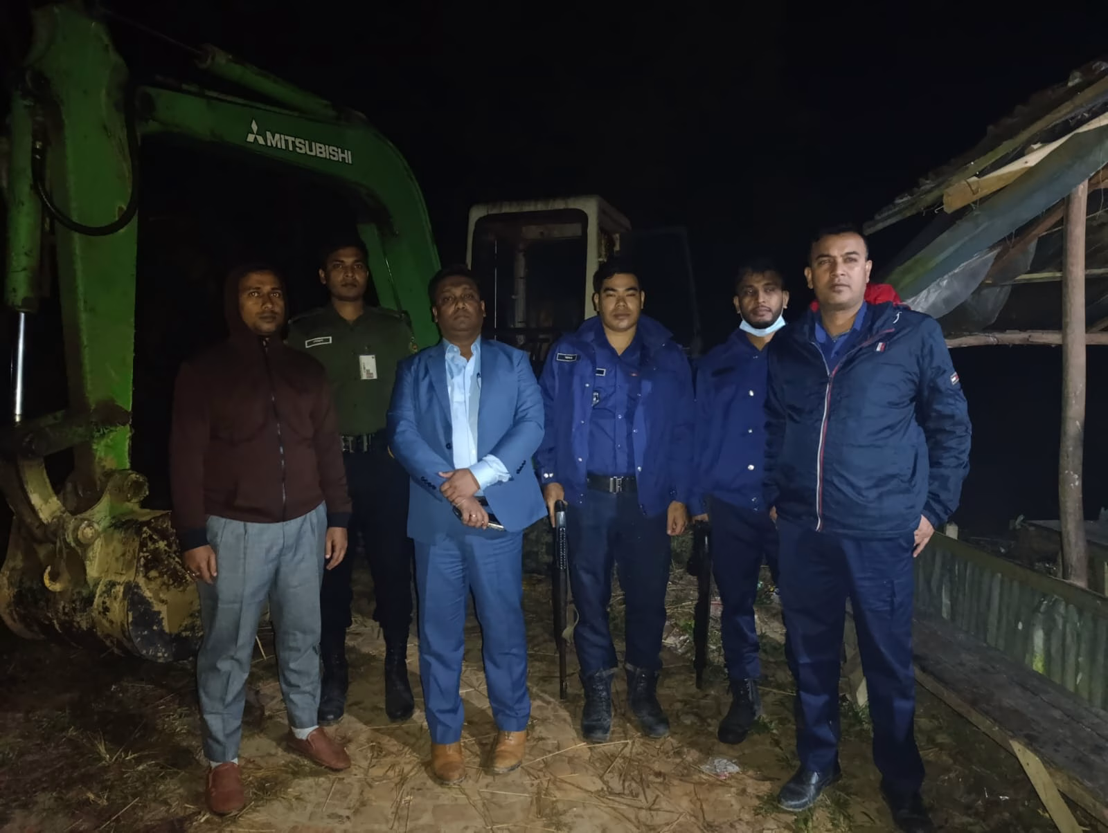 জমির টপসয়েল কাটায় ইউএনও’র অভিযান, স্কেভেটর জব্দ