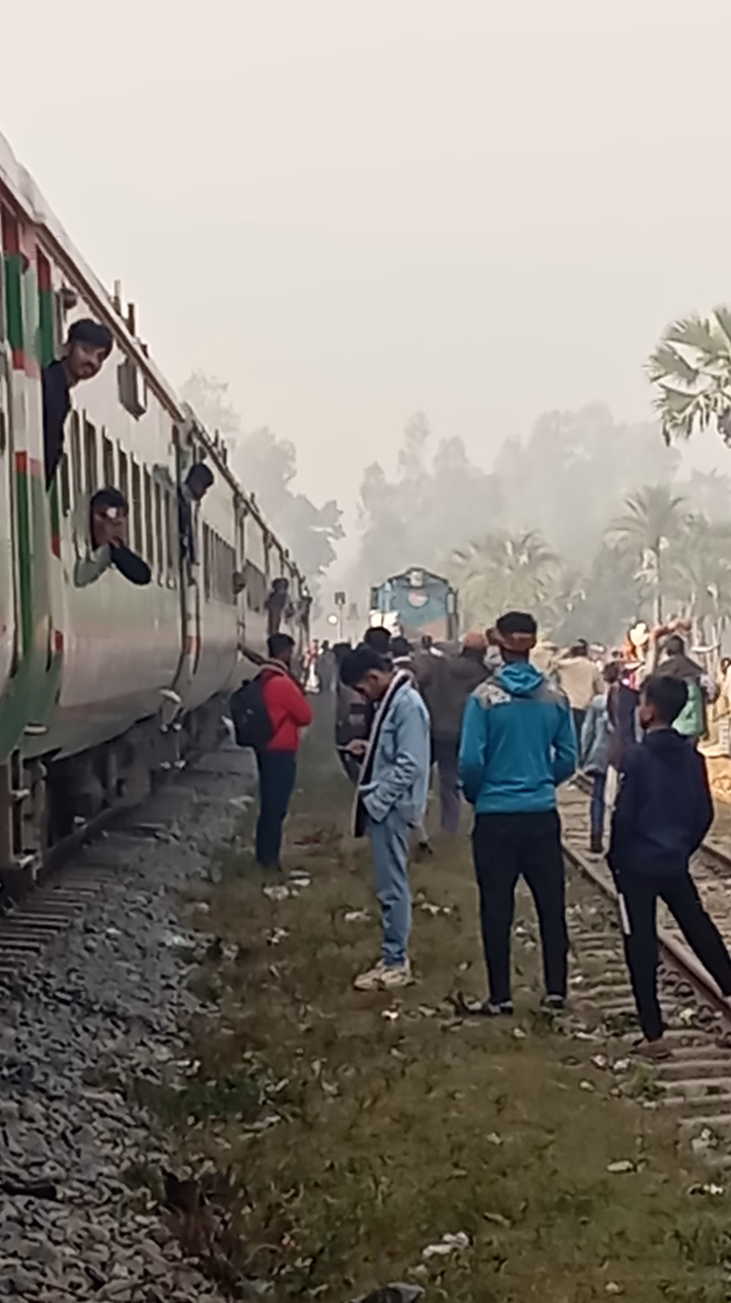 Kalni, Udayan trains stranded at Satgaon due to engine failure, passengers suffer