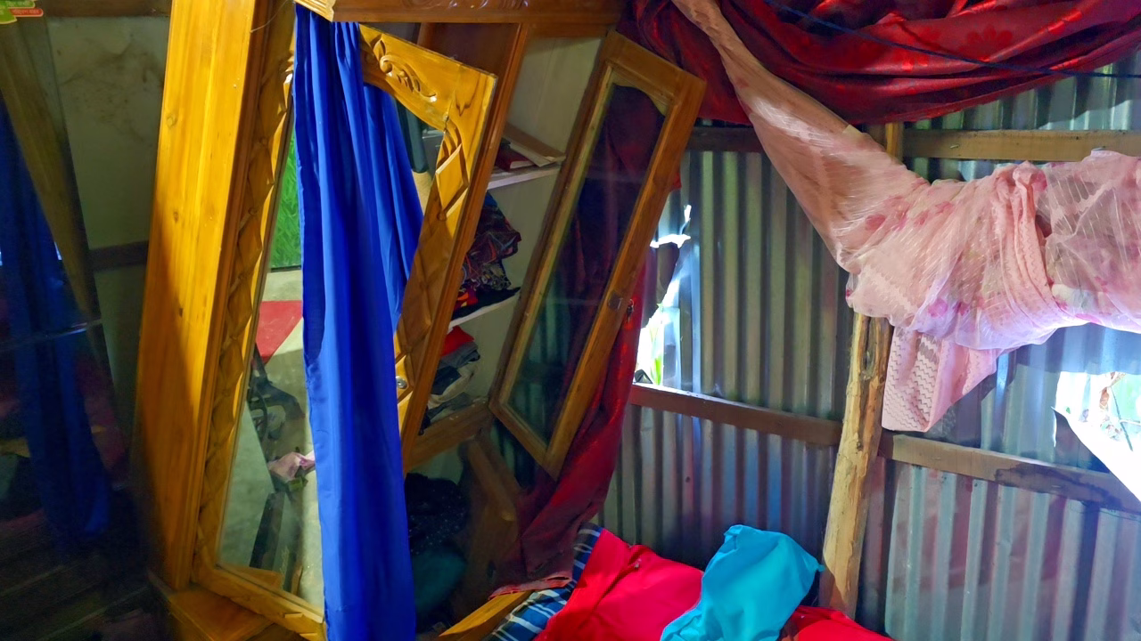 লোহাগাড়ায় চলাচলের রাস্তায় বাঁধা, বসতবাড়ি ভাঙচুর করে  লুটপাটের অভিযোগ