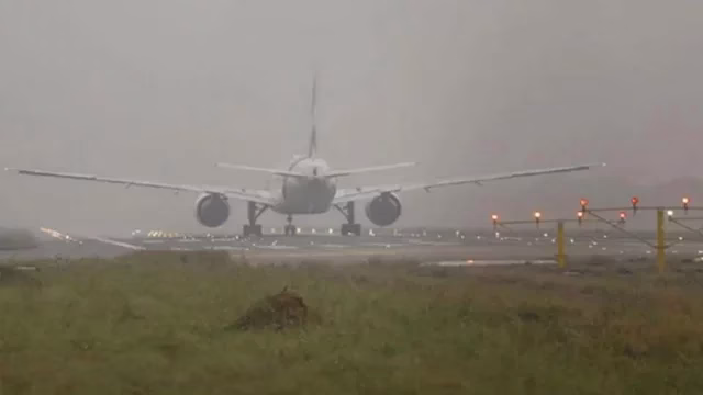 ঘন কুয়াশায় ঢাকায় নামতে পারলো না আন্তর্জাতিক কয়েকটি ফ্লাইট