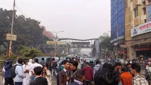 ফার্মগেটে শিক্ষার্থীদের সড়ক অবরোধ