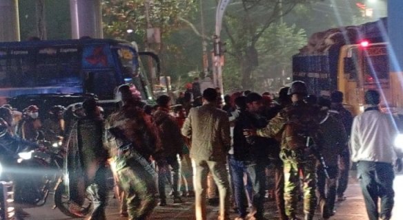 ঢাকা মহানগর উত্তর স্বেচ্ছাসেবক দল নেতা মোসাব্বির হত্যার প্রতিবাদে কারওয়ান বাজারে বিক্ষোভ