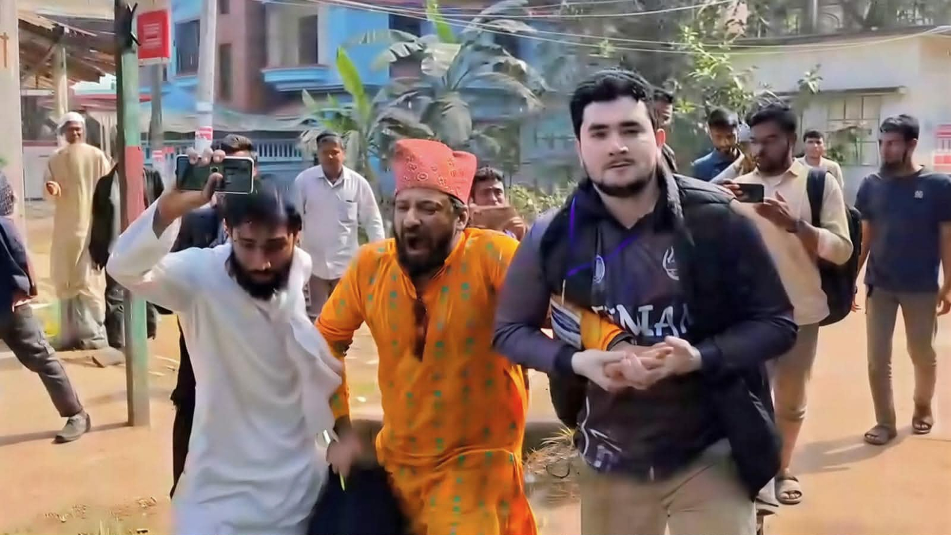 মবের ভয়ে’ পালাচ্ছিলেন চবি শিক্ষক, ধরে প্রক্টর অফিসে দিলো চাকসু নেতারা
