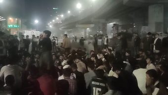 মাঝরাতে সড়ক আটকে ঢাকা পলিটেকনিক শিক্ষার্থীদের বিক্ষোভ