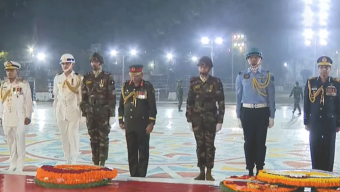 একুশের প্রথম প্রহরে তিনবাহিনীর প্রধানদের শ্রদ্ধা নিবেদন