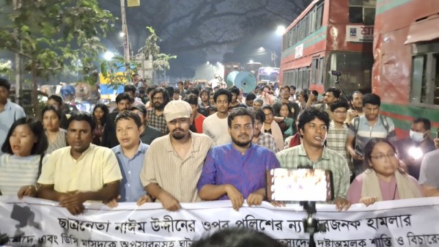 ছাত্রনেতার ওপর হামলার প্রতিবাদে বিক্ষোভ, ডিসি মাসুদের অপসারণ দাবি