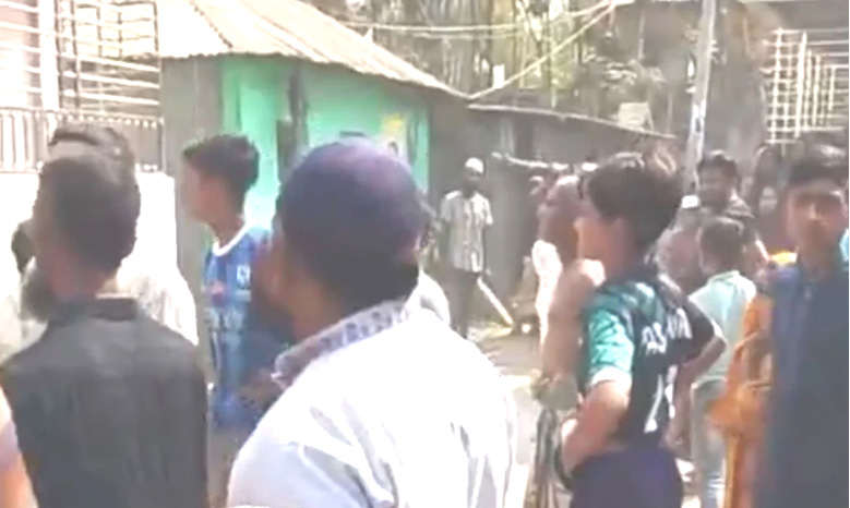 ছাগল চুরির অভিযোগে বাড়ি ভাঙচুর-লুটপাট, আটক ২