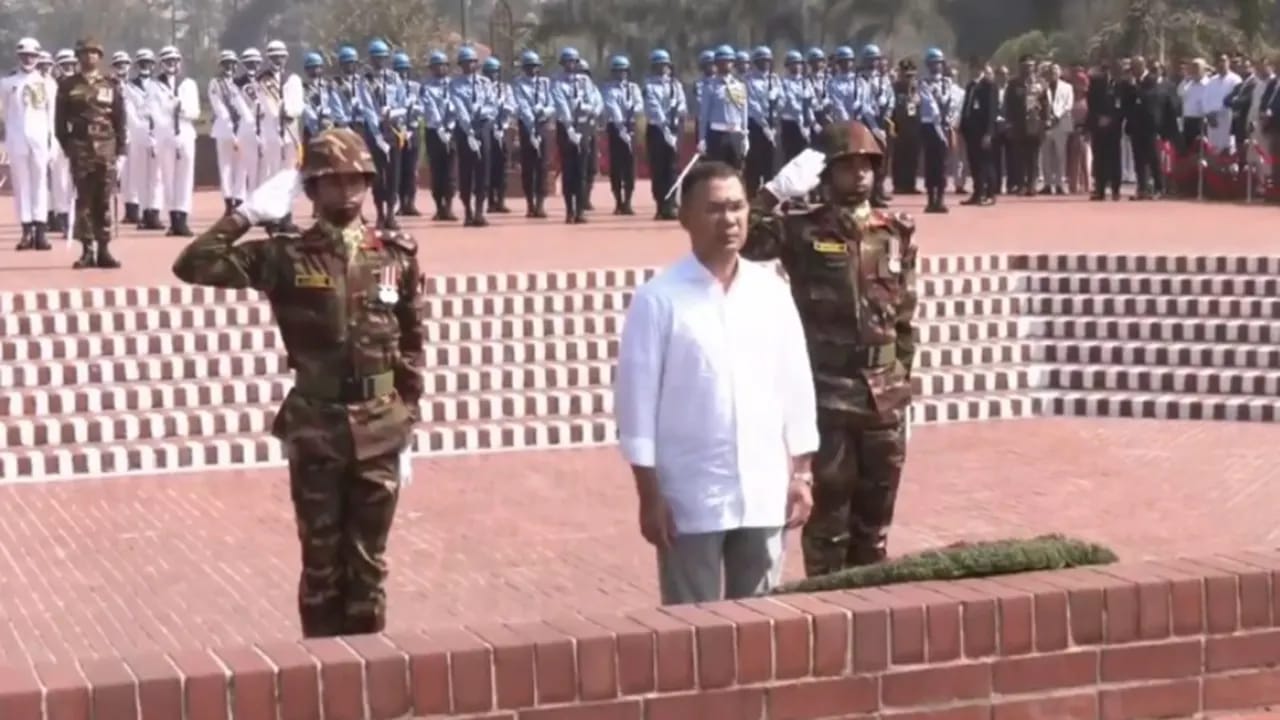 জাতীয় স্মৃতিসৌধে নতুন প্রধানমন্ত্রীর শ্রদ্ধা