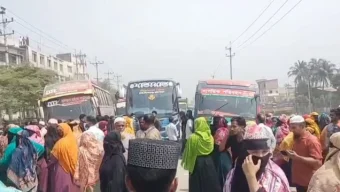 নারায়ণগঞ্জে বকেয়া বেতনের দাবিতে পোশাক শ্রমিকদের মহাসড়ক অবরোধ