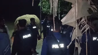 মাদারীপুরে রাতে টর্চলাইট জ্বালিয়ে দুই পক্ষের সংঘর্ষ, বোমা বিস্ফোরণ