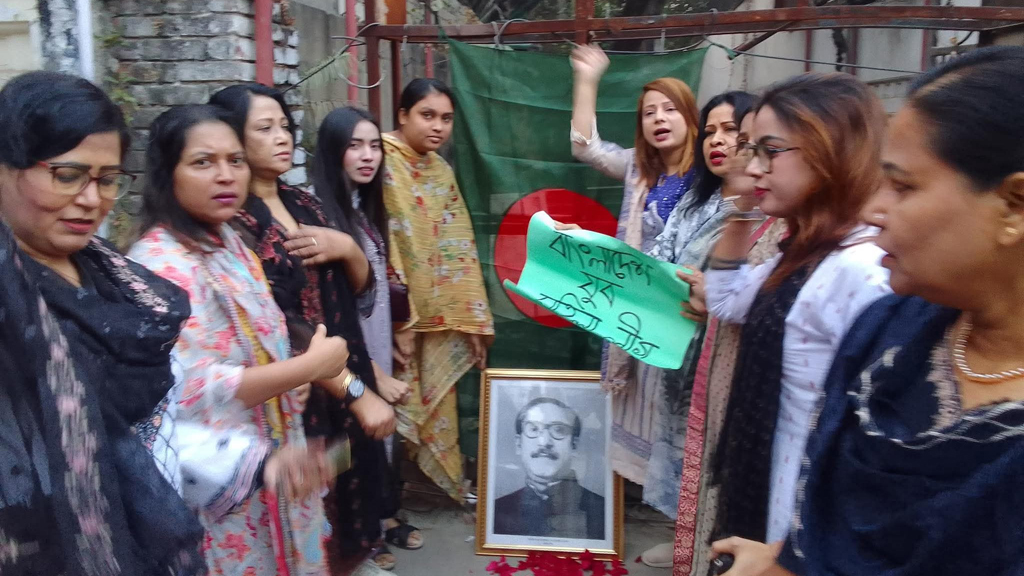 আওয়ামী লীগের ধানমন্ডি অফিসের ফটকে বঙ্গবন্ধুর ছবি রেখে স্লোগান