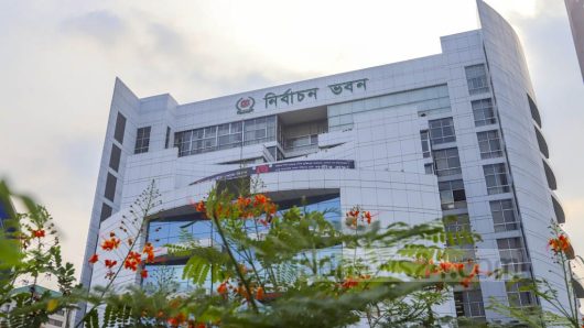 ভোট স্থগিতের গুজবে কান নয়: ইসি