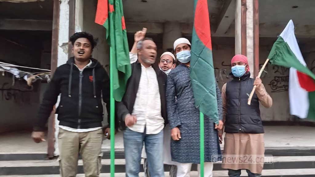 নওগাঁয় আওয়ামী লীগ কার্যালয়ে পতাকা উত্তোলন, সরাল পুলিশ