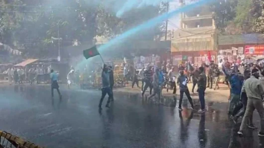 পে-স্কেলের গেজেট দাবিতে যমুনার পথে সরকারি কর্মচারীরা, পুলিশের বাধা উপেক্ষা