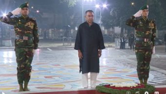 একুশের প্রথম প্রহরে শহীদ মিনারে প্রধানমন্ত্রীর শ্রদ্ধা