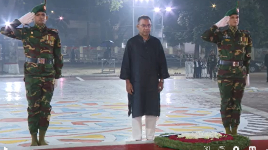 একুশের প্রথম প্রহরে শহীদ মিনারে প্রধানমন্ত্রীর শ্রদ্ধা