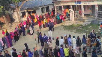 ভোটকেন্দ্রে মোবাইল ফোন নিয়ে যাওয়া যাবে না