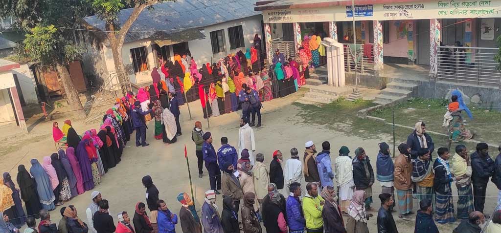 ভোটকেন্দ্রে মোবাইল ফোন নিয়ে যাওয়া যাবে না