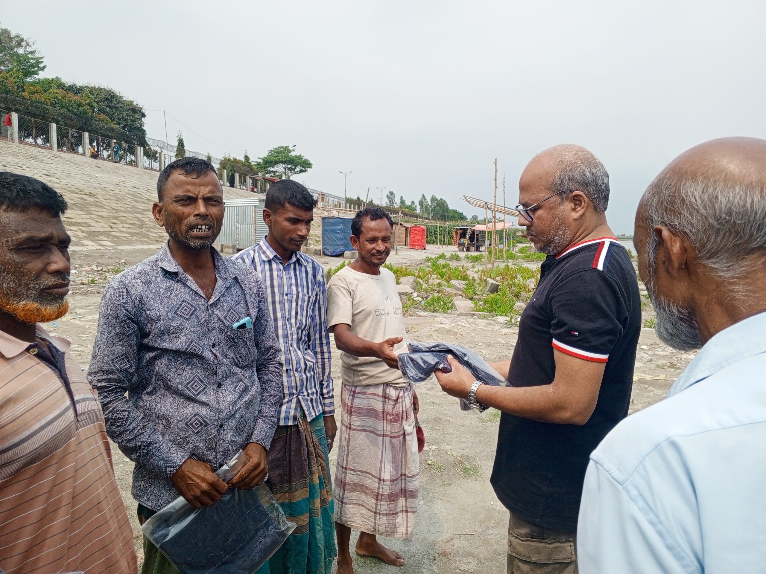 ফুলছড়ির কঞ্চিপাড়ায় বিশ্বাস ফাউন্ডেশনের ঈদ উপহার বিতরণ