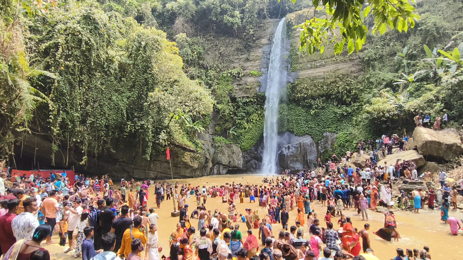 মাধবকুণ্ড জলপ্রপাতে সনাতন ধর্মাবলম্বীদের ধর্মীয় উৎসব বারুণী স্নান অনুষ্ঠিত
