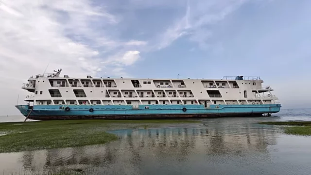 ঝড়ে নিয়ন্ত্রণ হারিয়ে লক্ষ্মীপুরের মেঘনা নদীর ডুবোচরে লঞ্চ