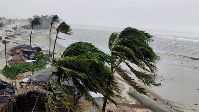 রাতের মধ্যে যেসব অঞ্চলে ৬০ কিমি বেগে ঝড়ের শঙ্কা