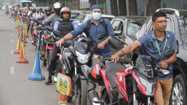 পাম্পে তেল নিতে বিজয় সরণির লাইন গিয়ে ঠেকেছে মহাখালী