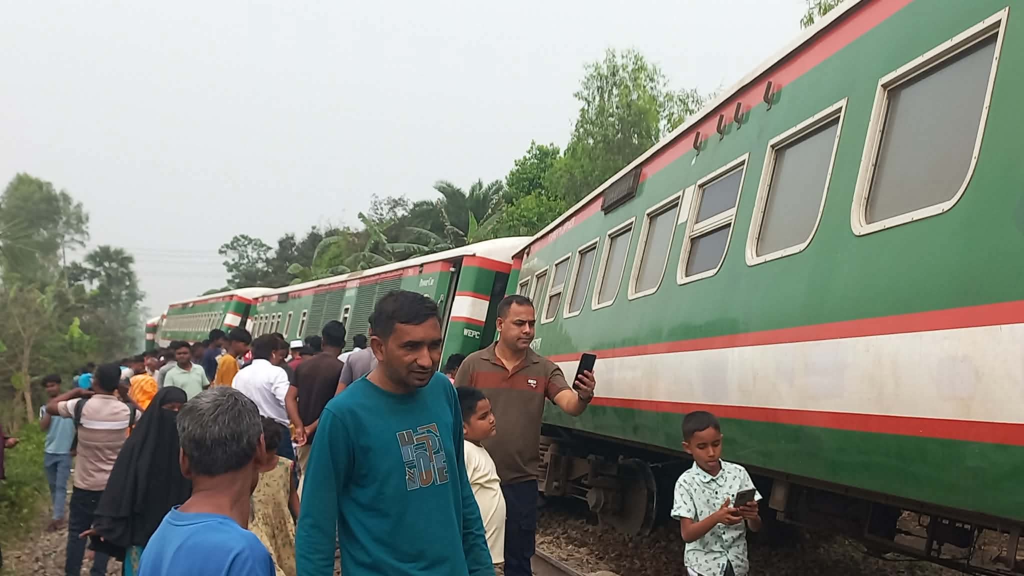 সান্তাহারে নয়টি বগি লাইনচ্যুত; নীলসাগর এক্সপ্রেস ট্রেনটি উদ্ধারে ১২ ঘণ্টা সময় লাগতে পারে