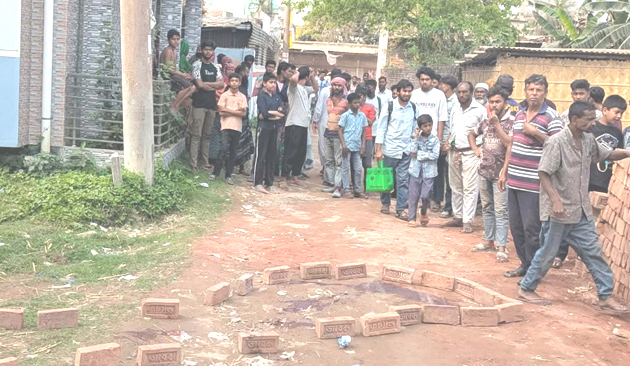প্রকাশ্যে যুবককে কুপিয়ে হত্যা