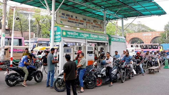 রাজধানীর অধিকাংশ পাম্পে তেল নেই, যানবাহনের দীর্ঘ লাইন
