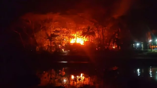 মাদারীপুরে হাতবোমা বিস্ফোরণ ঘটিয়ে অন্তত ৪০ বসতঘরে অগ্নিসংযোগ ও লুটপাট