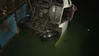 টেনে তোলা হচ্ছে পদ্মায় ডুবে যাওয়া বাসটি
