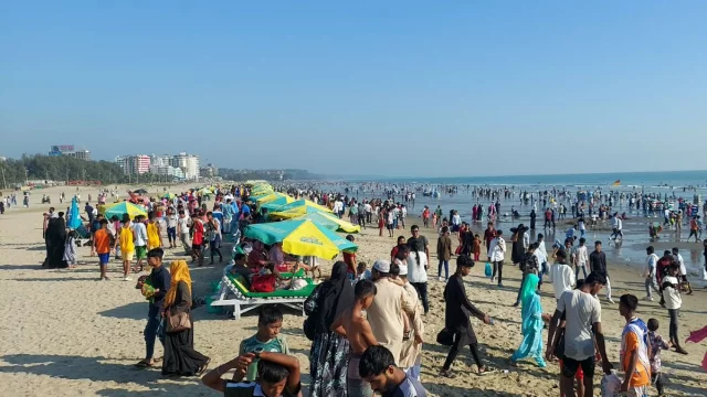 টানা ছুটিতে পর্যটক-দর্শনার্থীতে লোকারণ্য কক্সবাজার