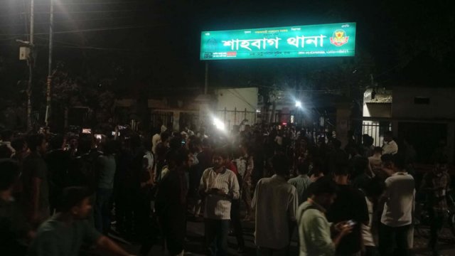 বঙ্গবন্ধুর ৭ মার্চের ভাষণ বাজানো নিয়ে শাহবাগের পরিস্থিতি উত্তপ্ত, ‘ছাত্রলীগ’ আখ্যা দিয়ে একজনকে মারধর