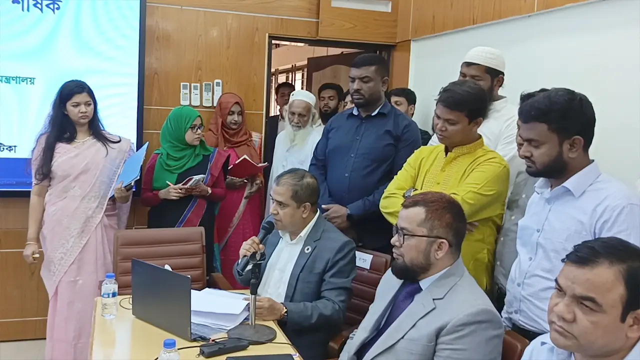 রংপুরে আলোচনা সভায় দুই মিনিটের বক্তব্যে মন্ত্রীকে ৫০ বারের বেশি ‘স্যার’ সম্বোধন ডিসির