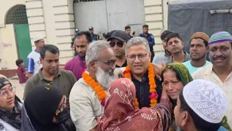 আ. লীগ নেতাকে জেলগেটে মালা পরিয়ে বরণ করলেন বিএনপির এমপি