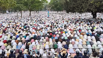 ঈদুল ফিতর উপলক্ষে কিশোরগঞ্জের শোলাকিয়ায় ঈদের জামাতে জনসমুদ্র